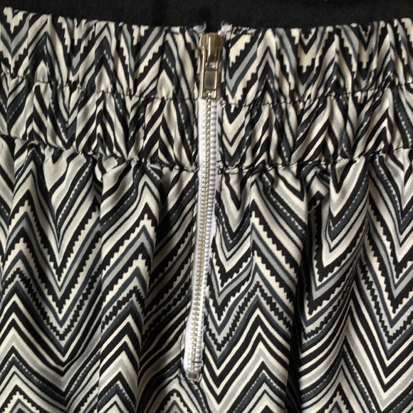 Chevron grey/back VANITY skirt size L - Picture 11 of 11